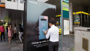 Samsung ofrece estaciones de carga DOOH para anunciar su función Wireless PowerShare